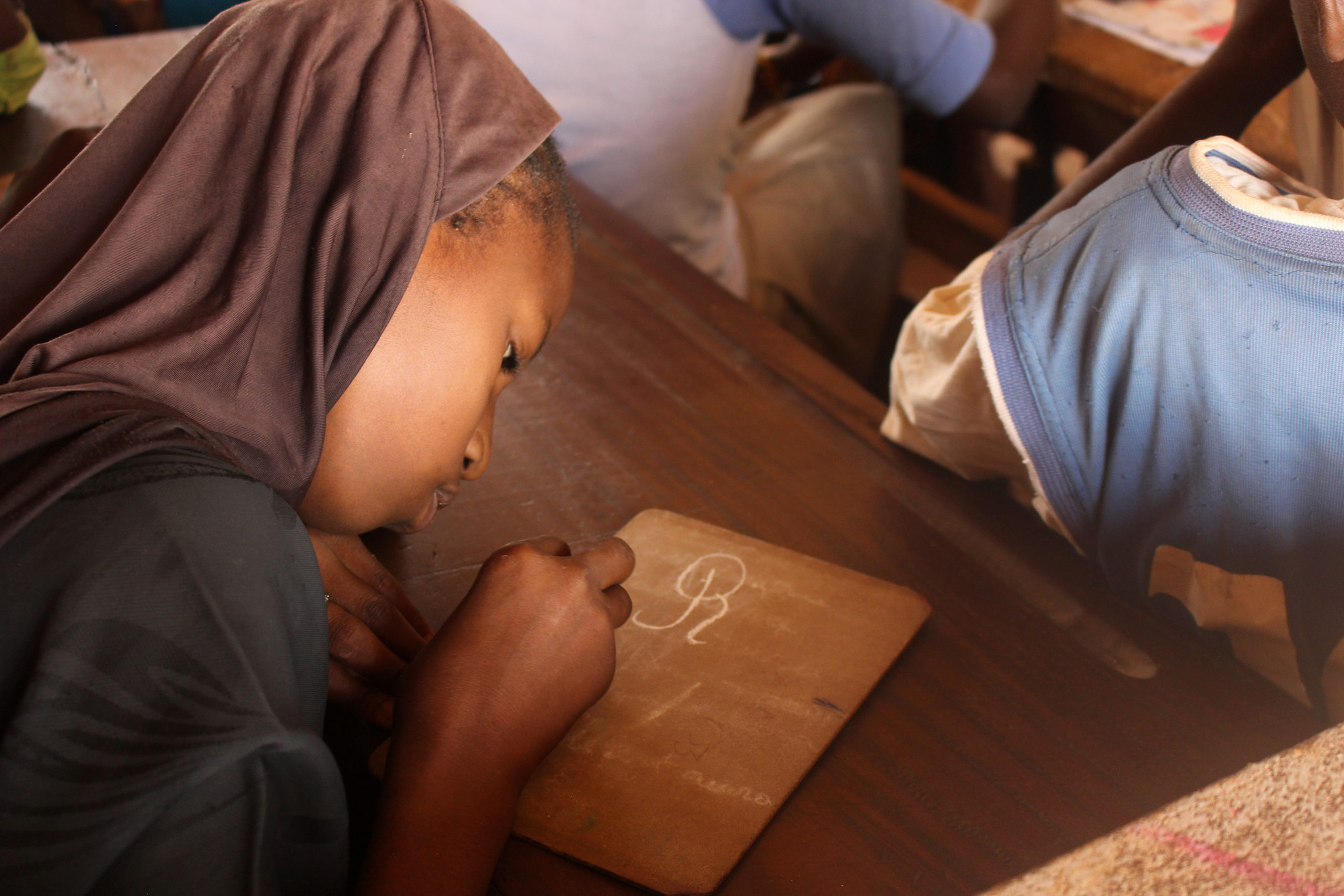 Nena escriu en una escola a Mali