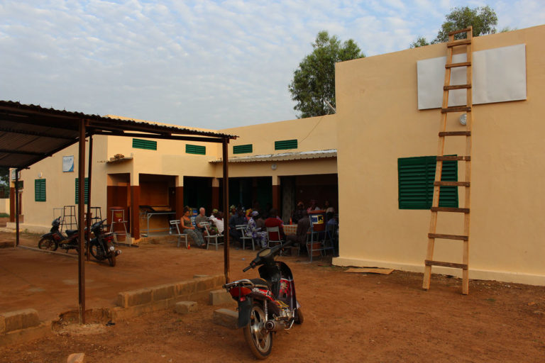 Exterior del centre mèdic reformat per Djouma