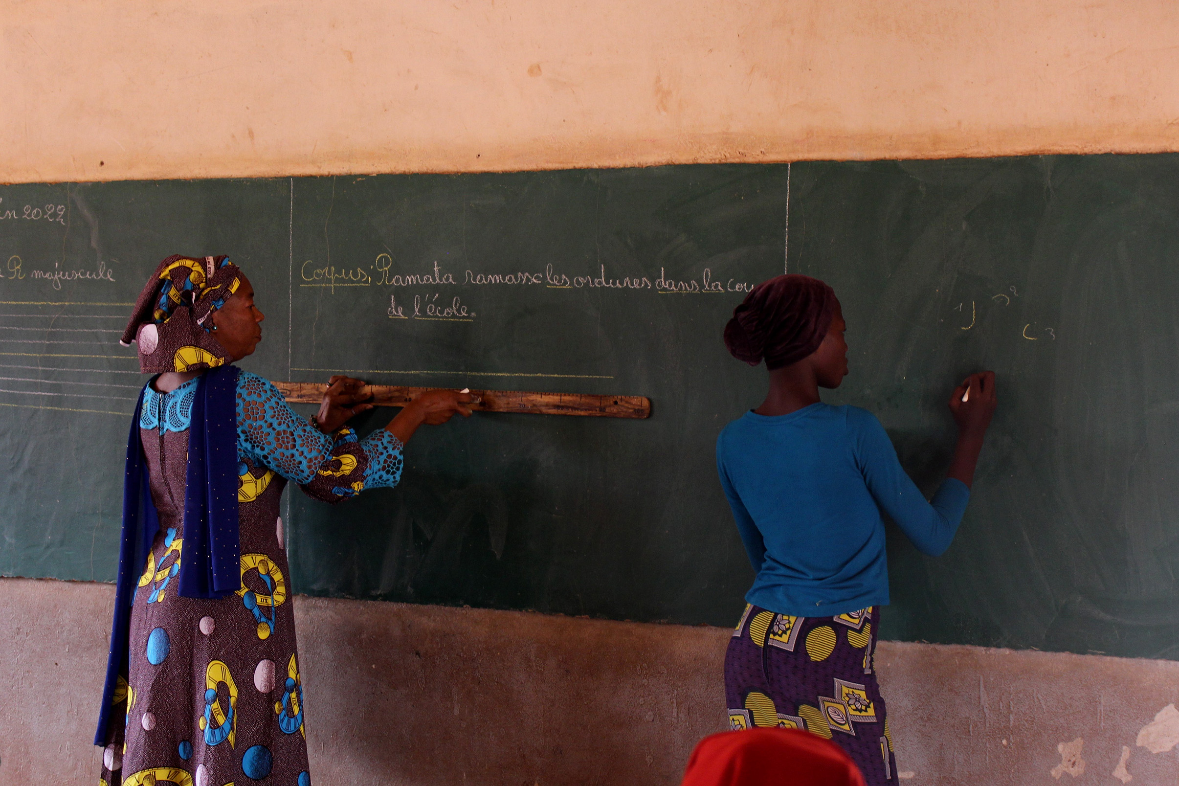 Una mestra ensenya a una nena en una escola a Mali