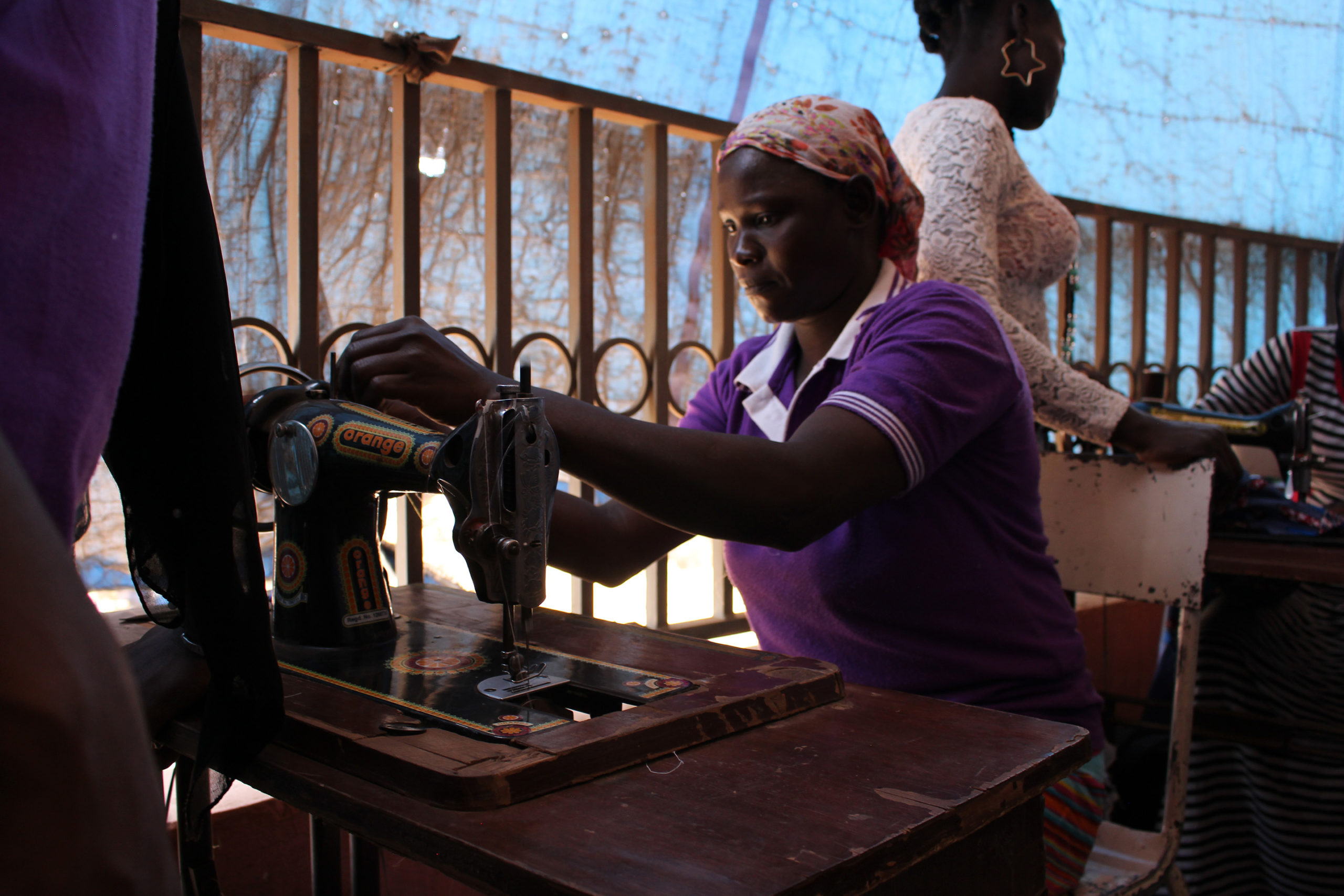 Una dona apren la costura al projecte de Djouma