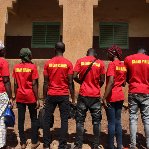 L'equip dels projectes de Djouma a Mali portant samarretes vermelles.