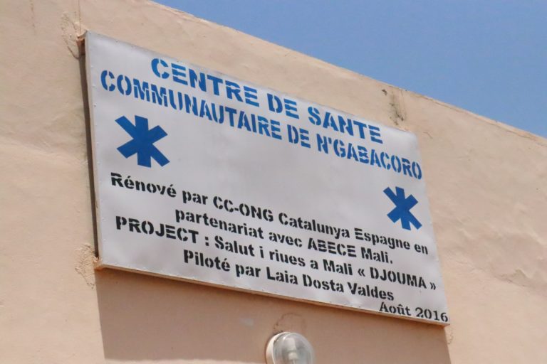 Cartell d'inauguració del centre mèdic reformat per Djouma a Mali