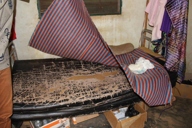 El matalàs esquerdat d'un llit a Mali