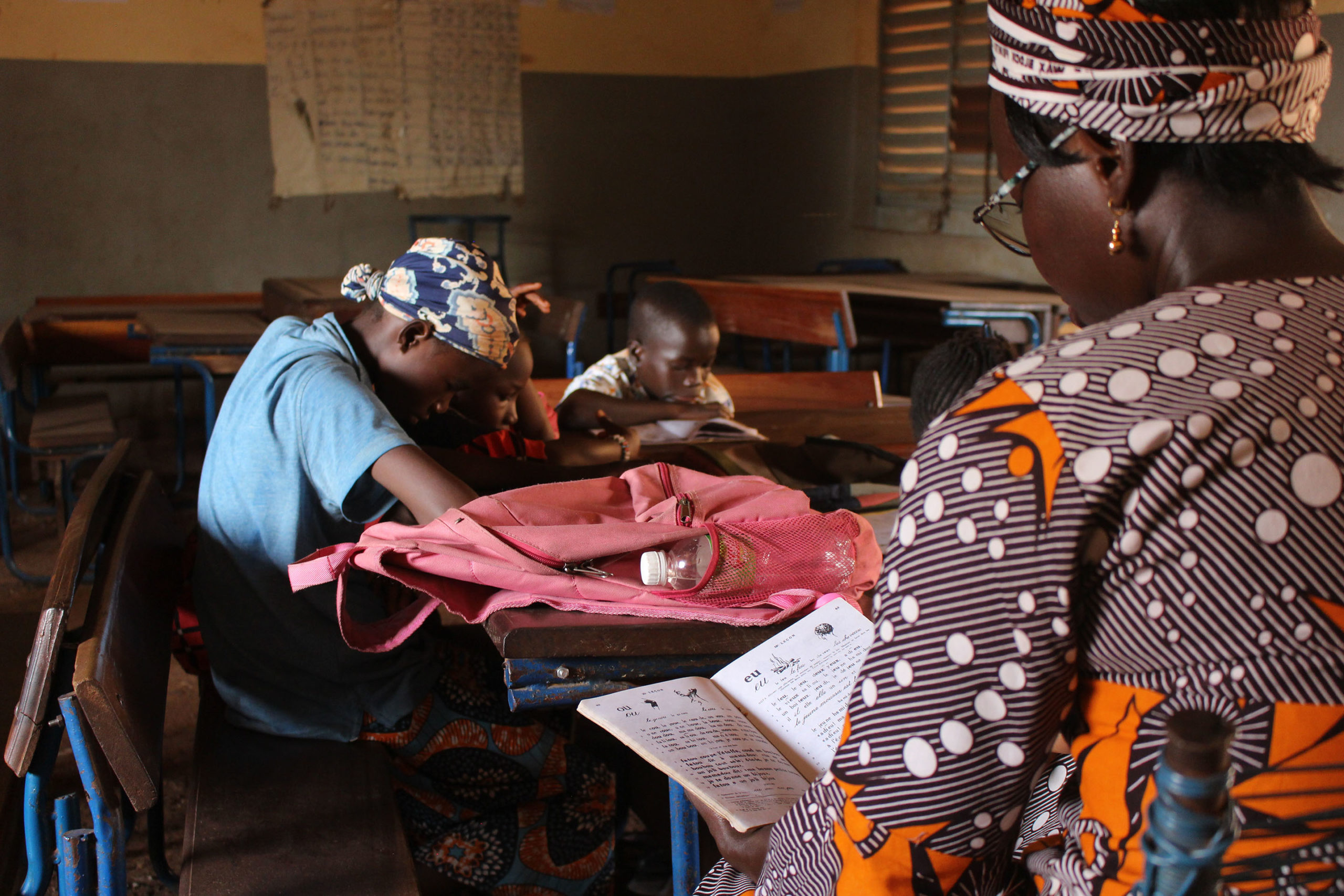 Una professora de Djouma ensenya la lectura a Mali