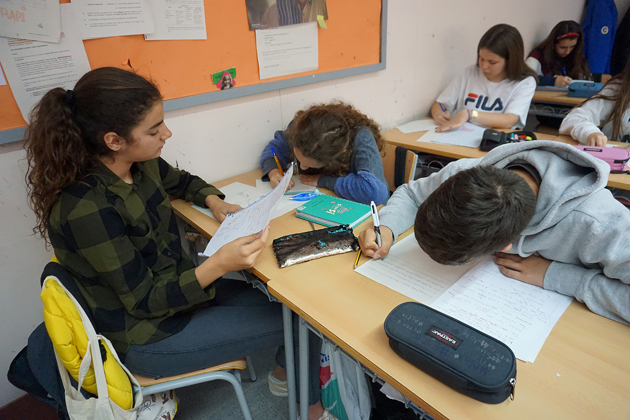 Uns alumnes escriuen cartes per Djouma