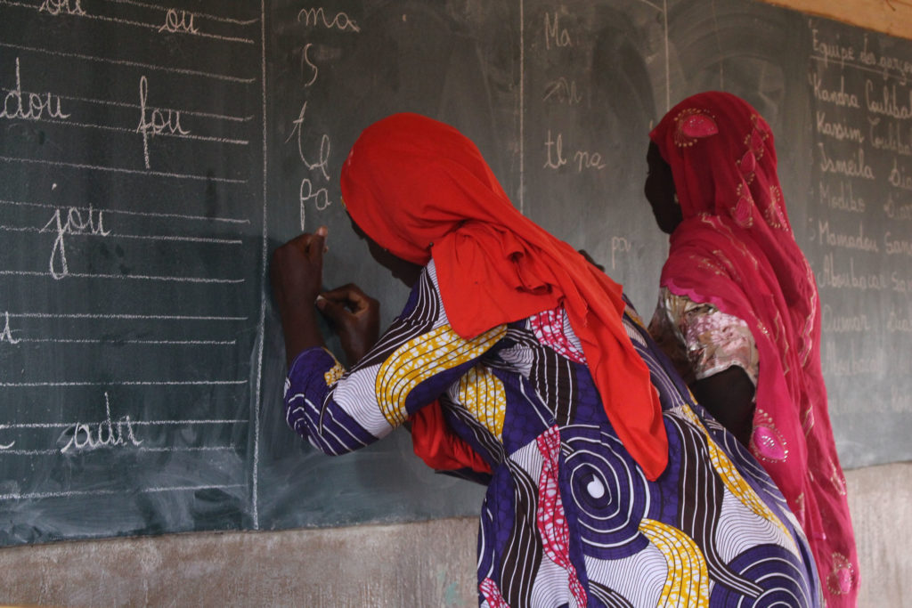 Dues dones escriuen a la pissarra a Mali