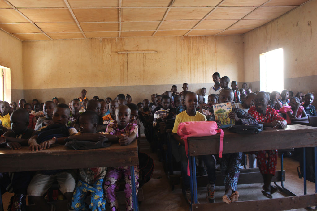 Interior d’una aula de primària amb el sostre reformat per Djouma
