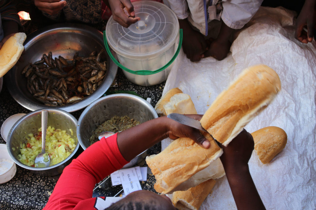 Una barra de pa al servei de cantina de Djouma
