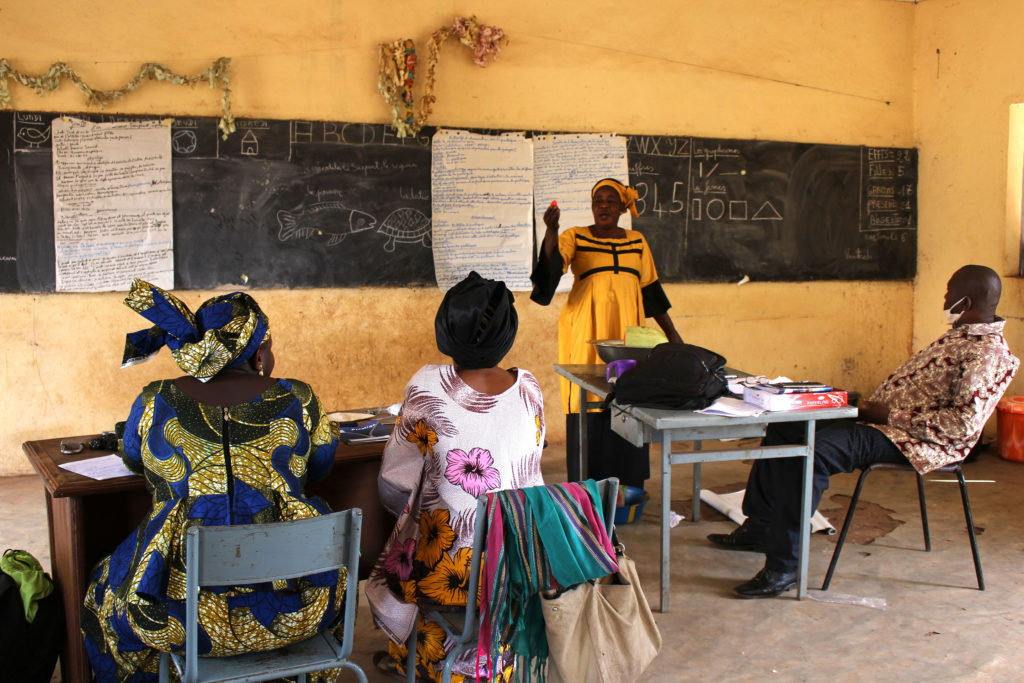 Una mestra fa una explicació en una formació de professorat a Mali