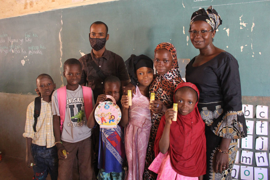 Cinc infants i dos treballadors del programa d’acompanyament educatiu a Mali